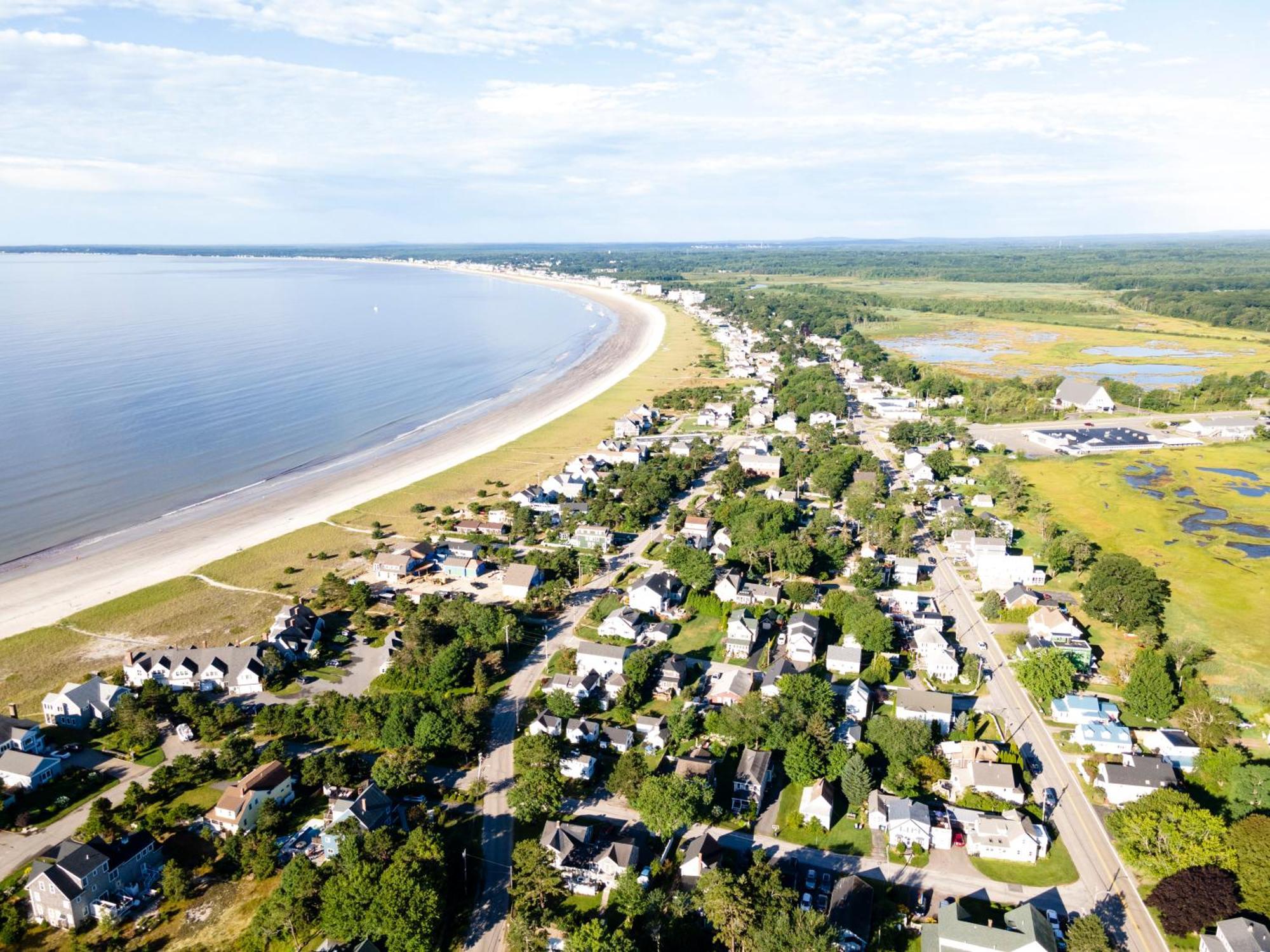 Stylish 4br House Steps From Pine Point Hébergement de vacances Scarborough